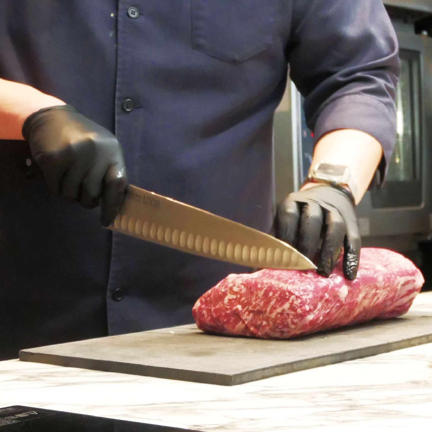 黒のニトリル手袋 手元アップ1